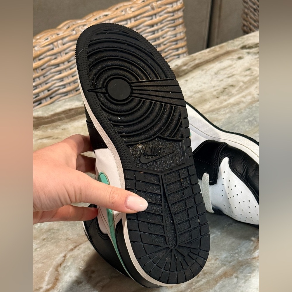 Youth NIKE Air Jordan 1 Mid high top sneakers- green glow/white/black. Size 6.5Y - Picture 10 of 10